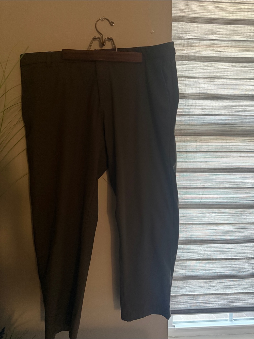 Lululemon men’s pants size 40 (25”) inseam in dark green no flwas